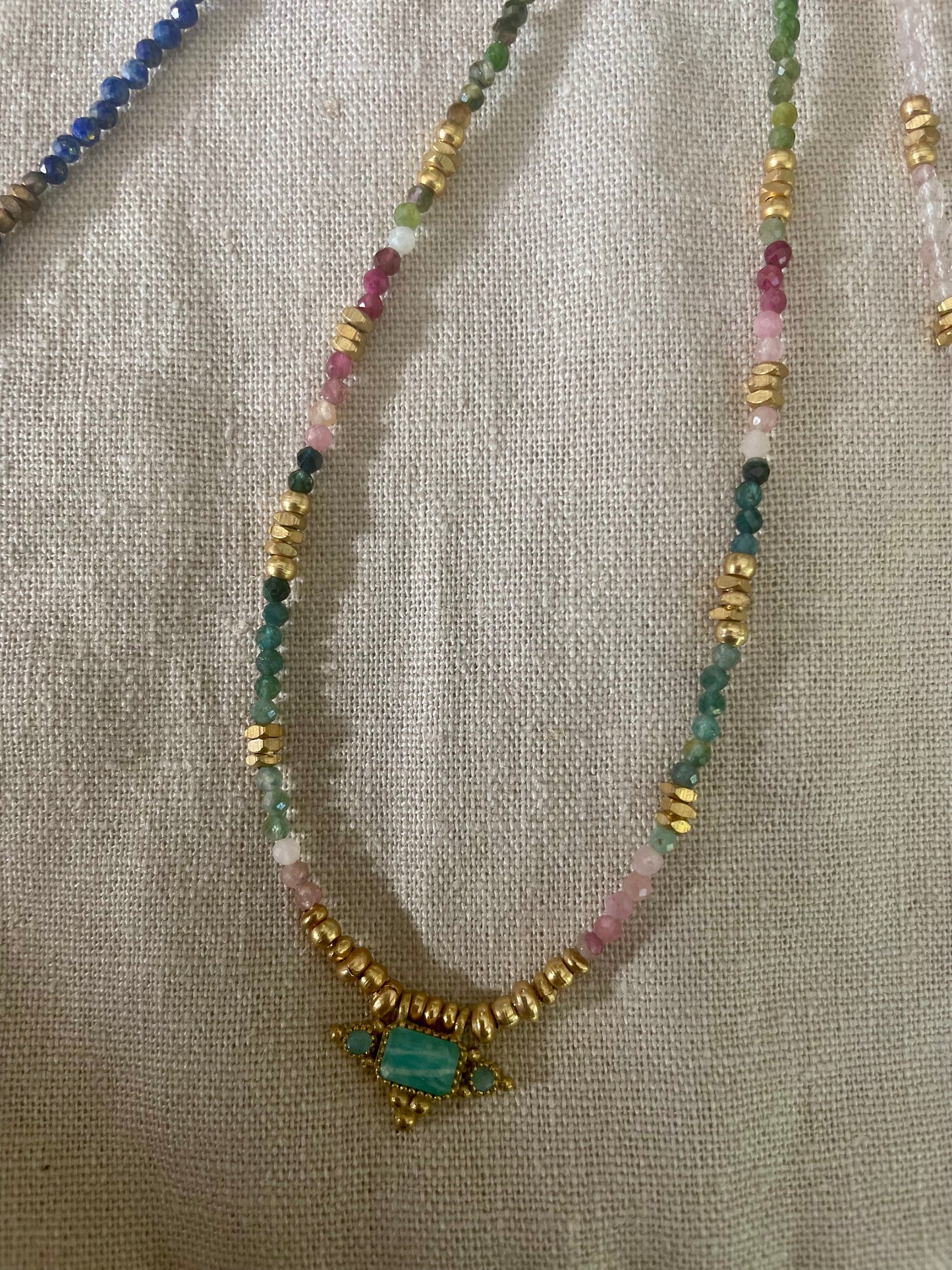Collier PRIYA avec pierres semi-précieuses et pampilles