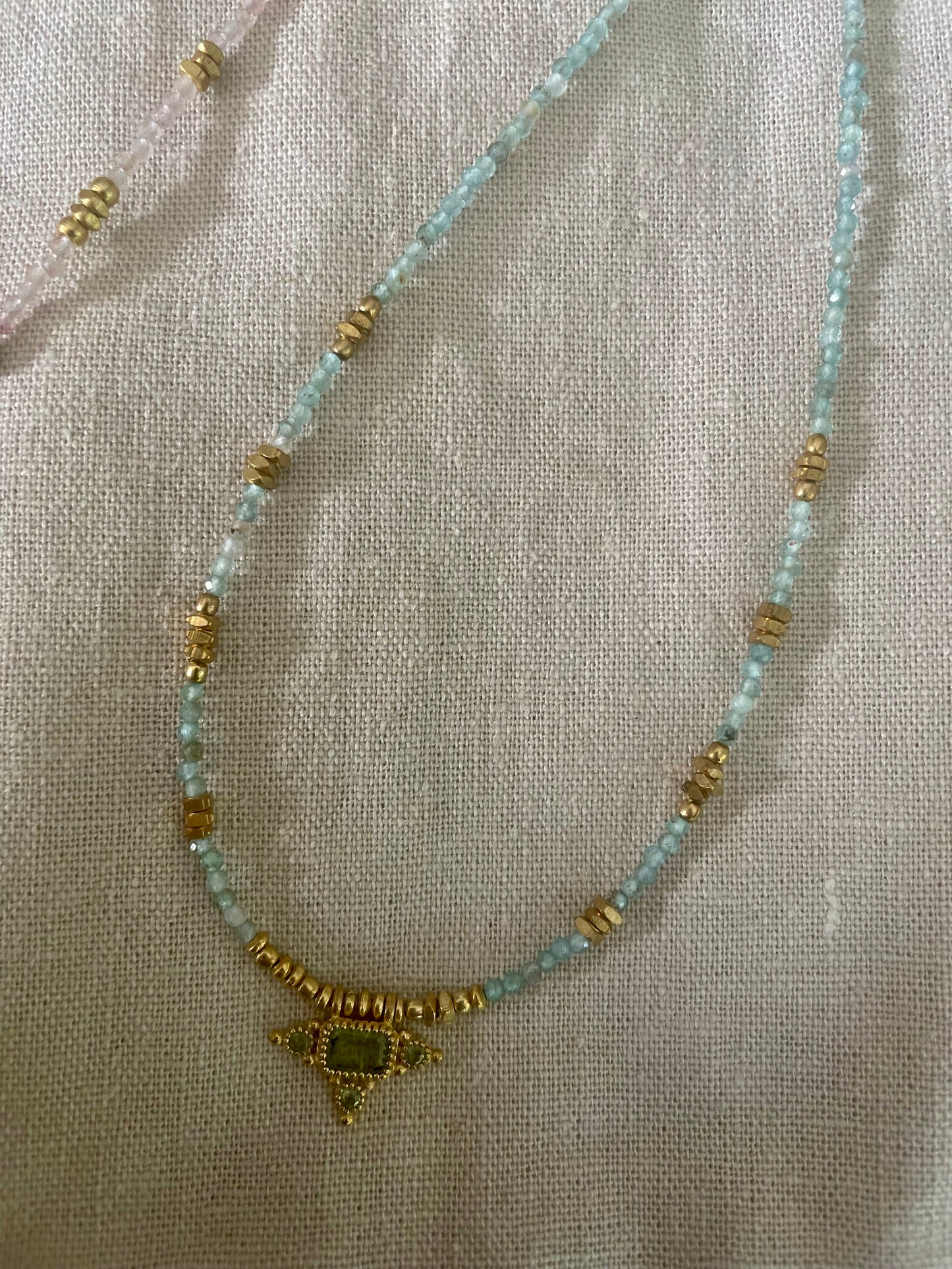 Collier PRIYA avec pierres semi-précieuses et pampilles