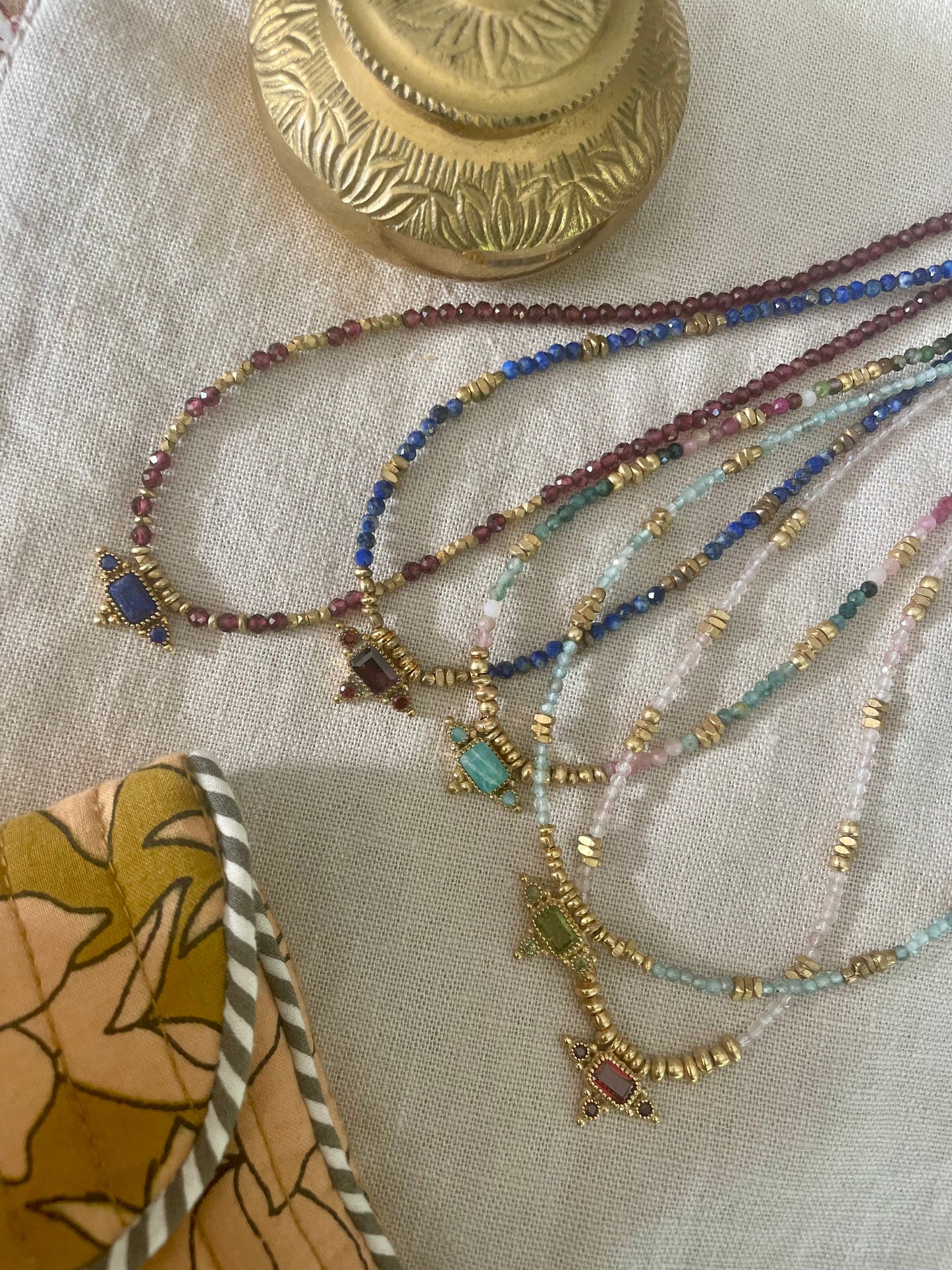 Collier PRIYA avec pierres semi-précieuses et pampilles