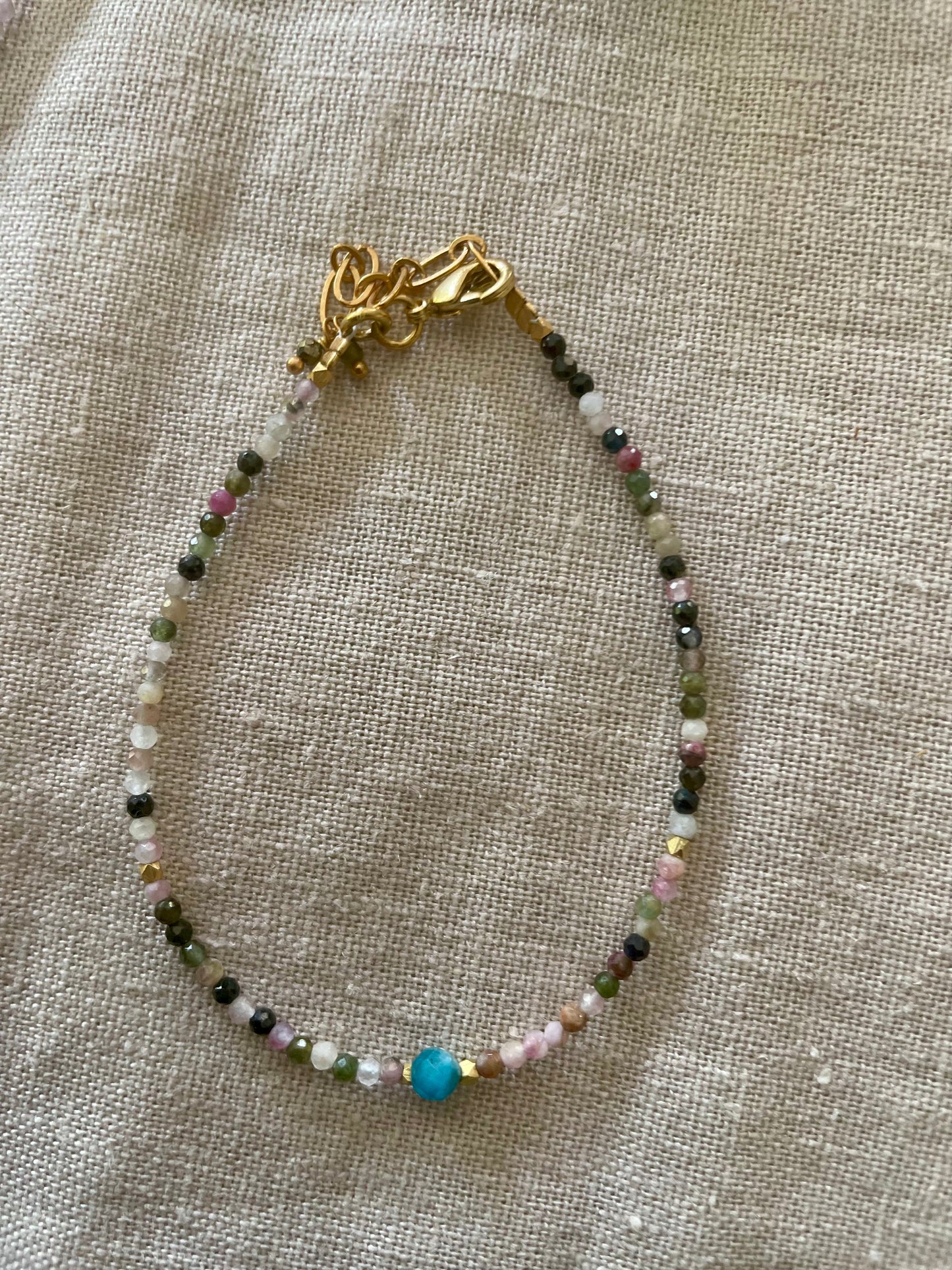 Bracelet  petites pierres semi-précieuses multicolores