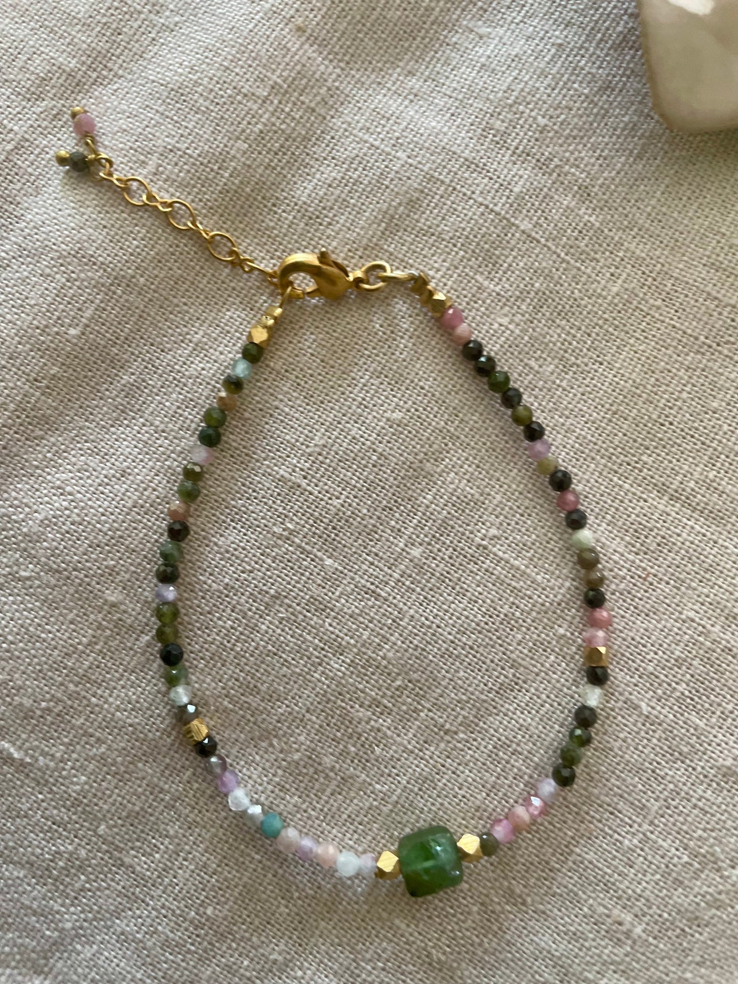 Bracelet  petites pierres semi-précieuses multicolores