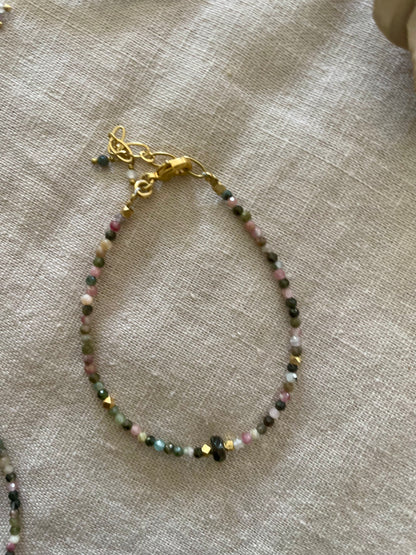 Bracelet  petites pierres semi-précieuses multicolores
