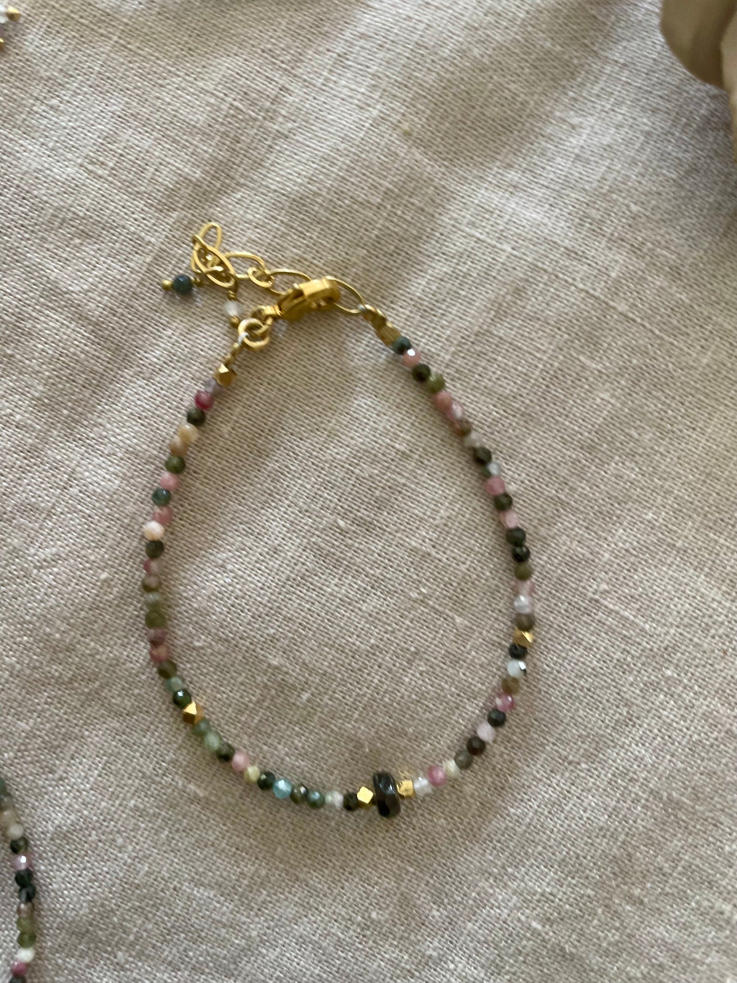 Bracelet  petites pierres semi-précieuses multicolores