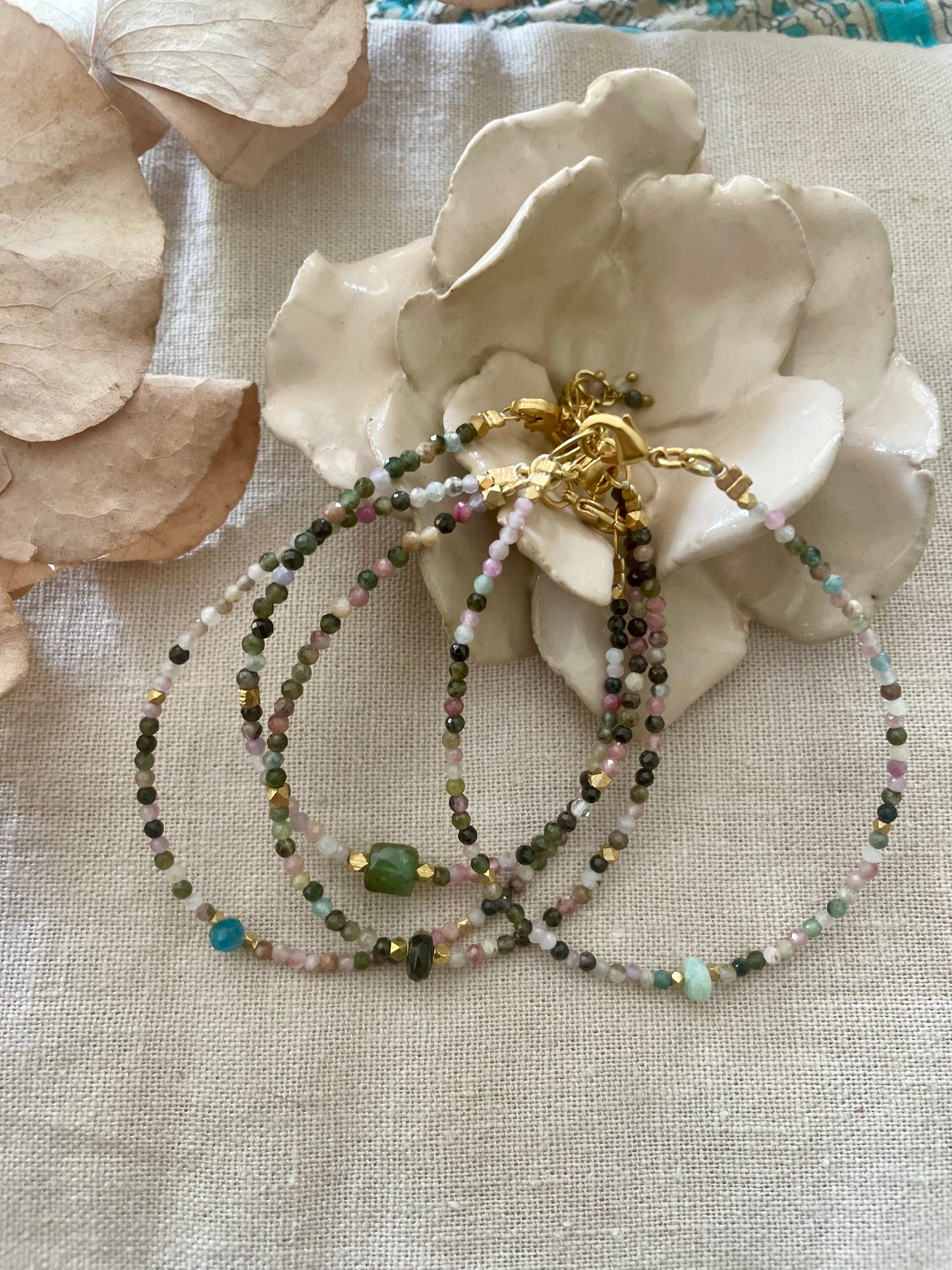 Bracelet  petites pierres semi-précieuses multicolores