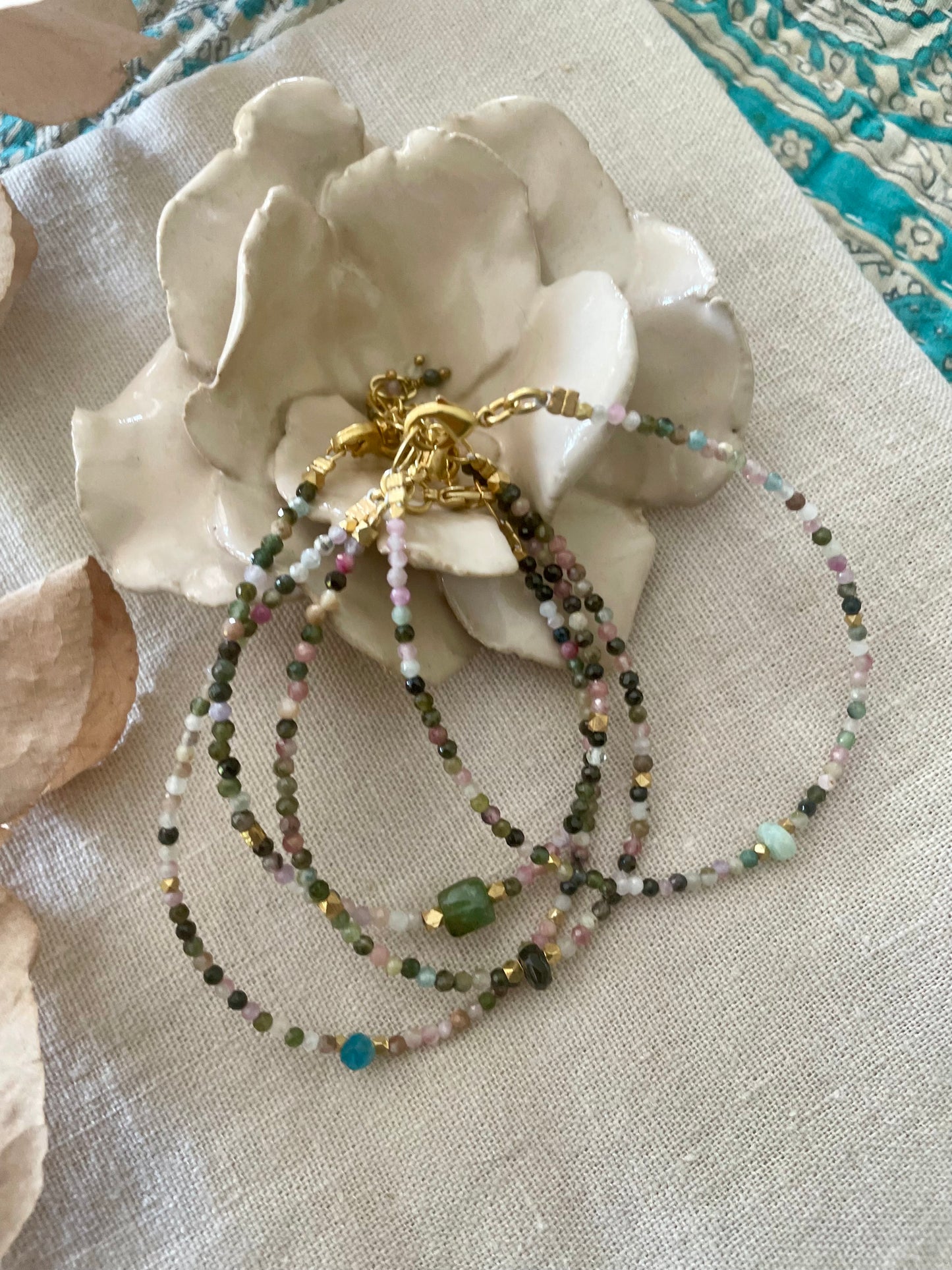 Bracelet  petites pierres semi-précieuses multicolores