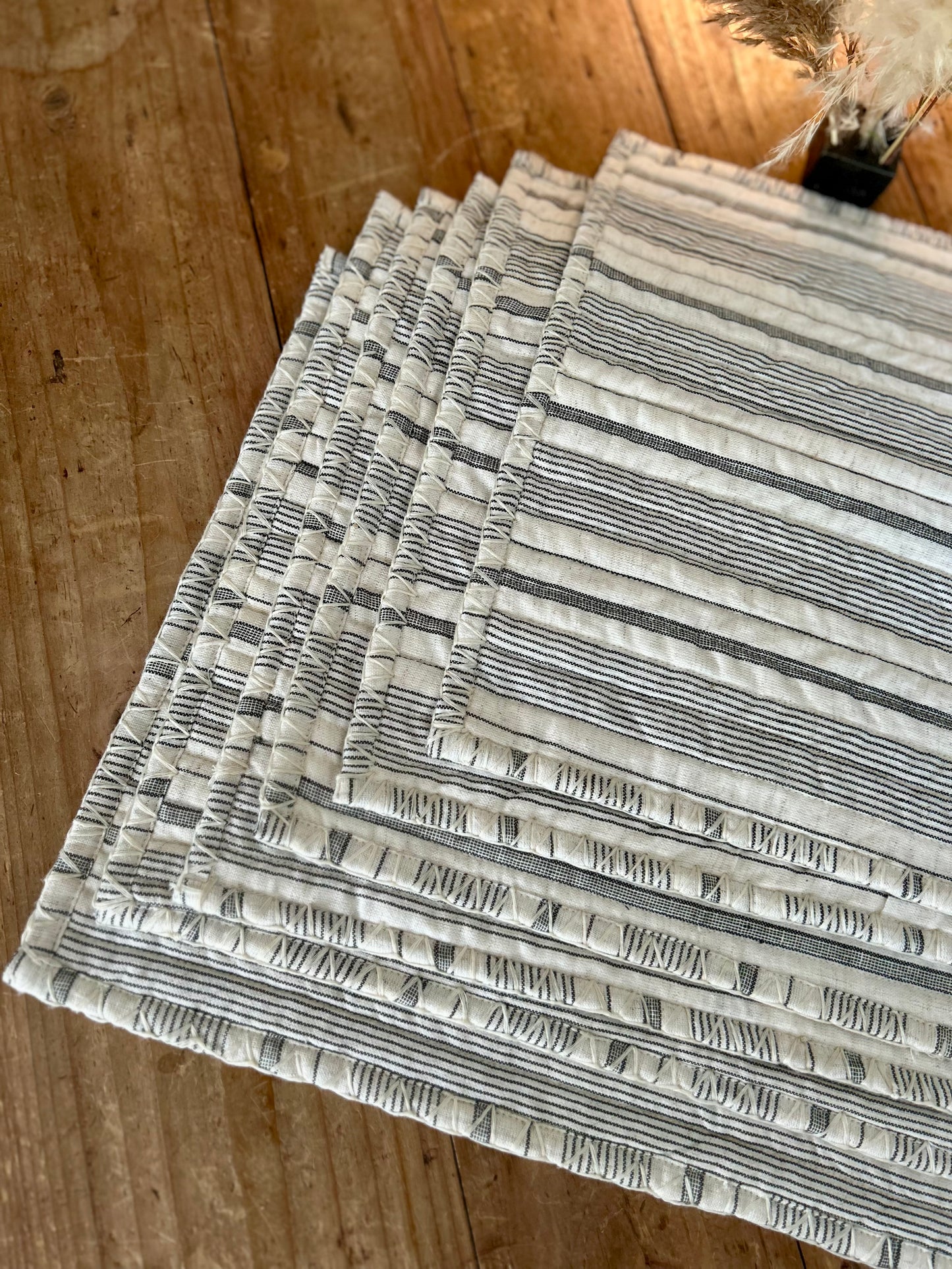 Set de table matelassé à fines rayures blanc cassé & noir  |  Petit format