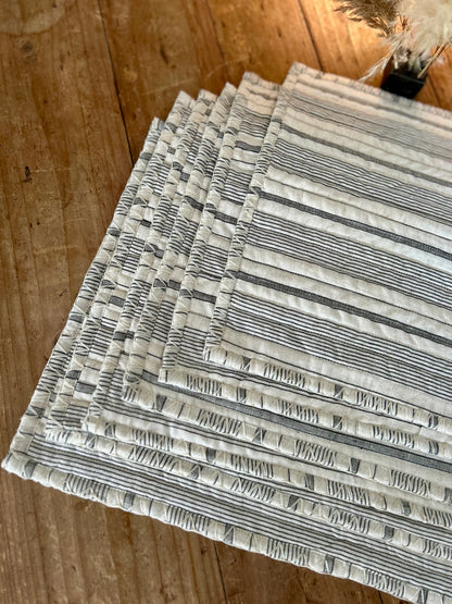 Set de table matelassé à fines rayures blanc cassé & noir  |  Petit format
