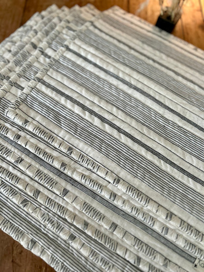 Set de table matelassé à fines rayures blanc cassé & noir  |  Petit format