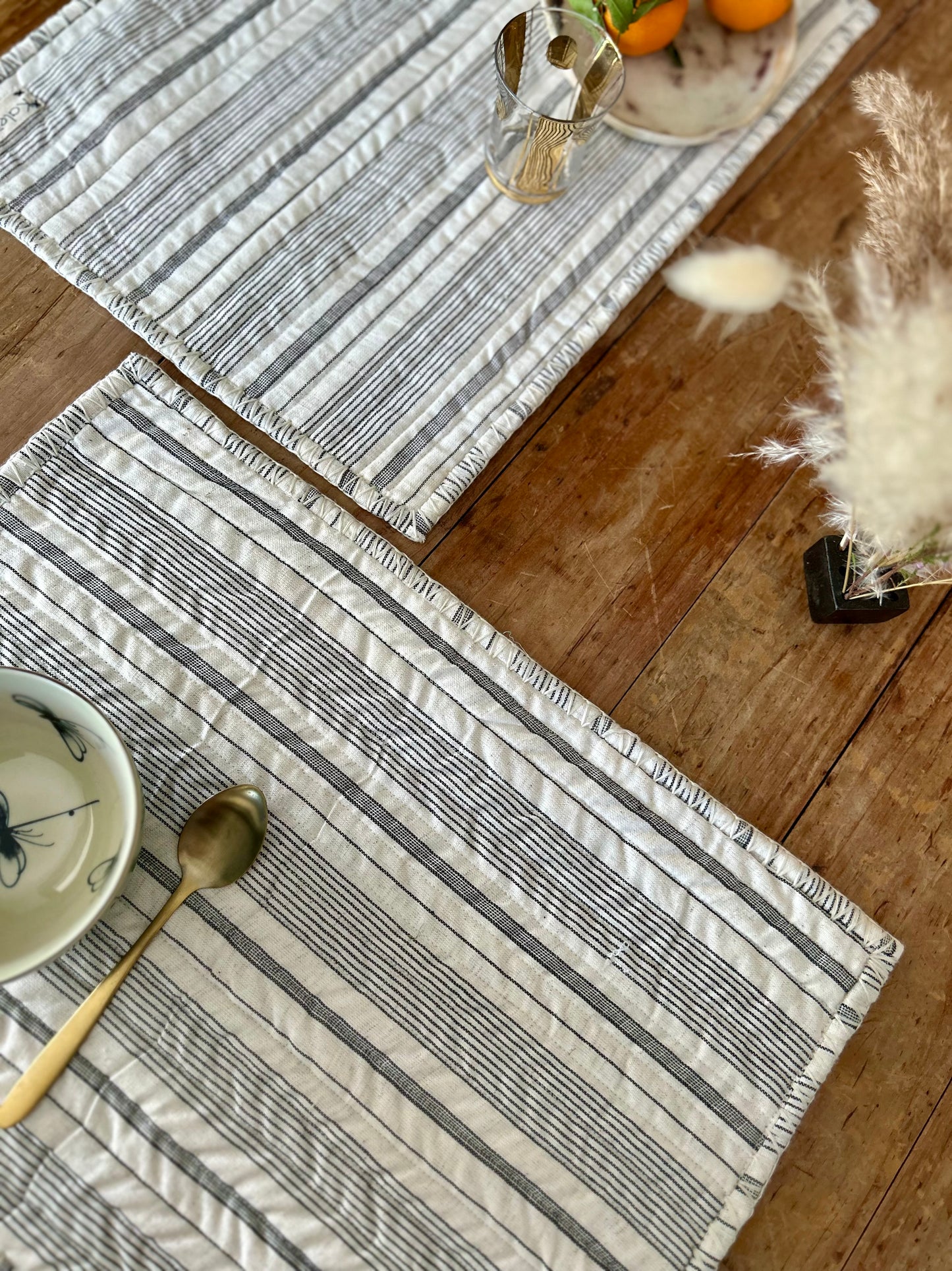 Set de table matelassé à fines rayures blanc cassé & noir  |  Petit format