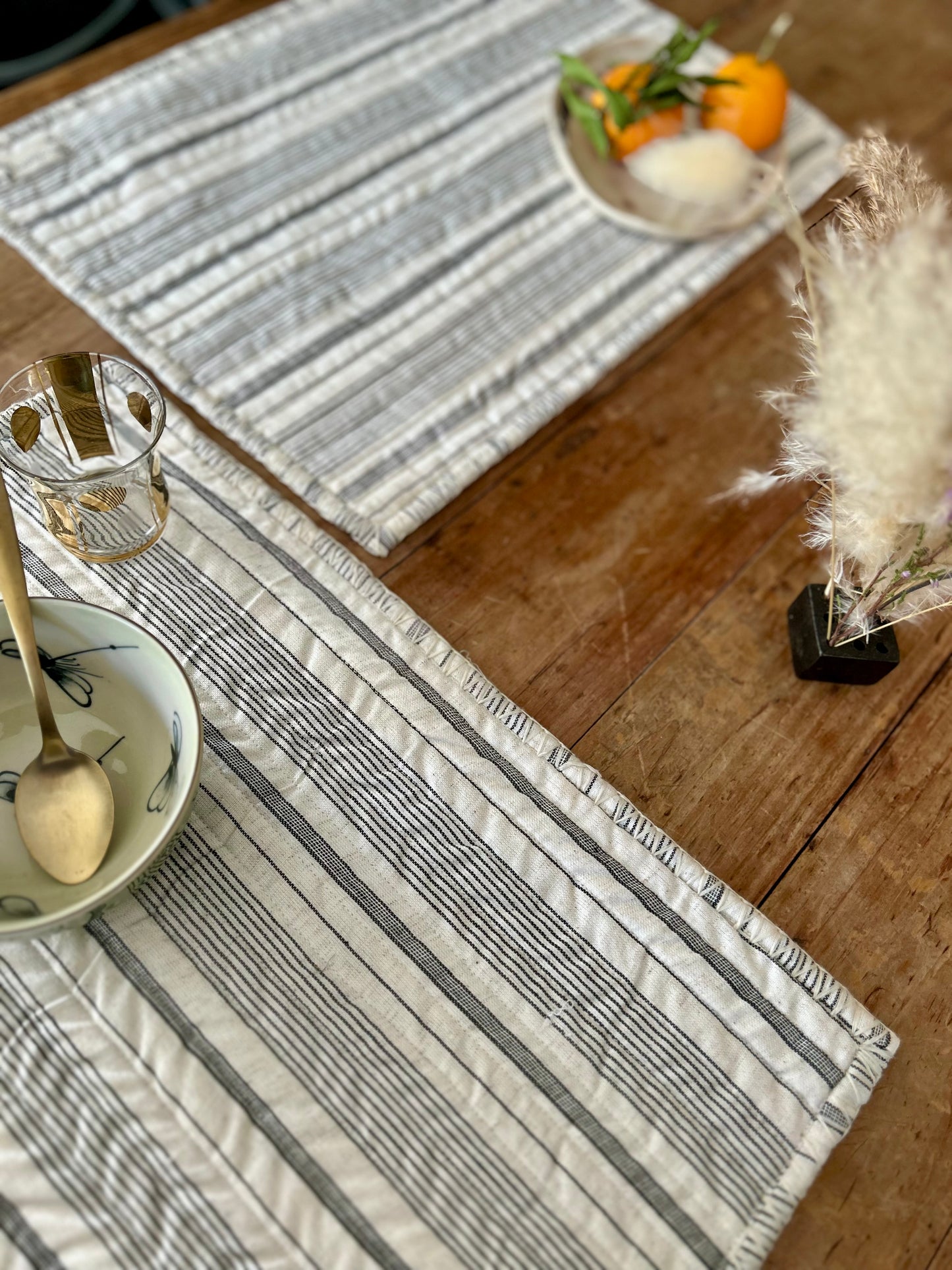 Set de table matelassé à fines rayures blanc cassé & noir  |  Petit format