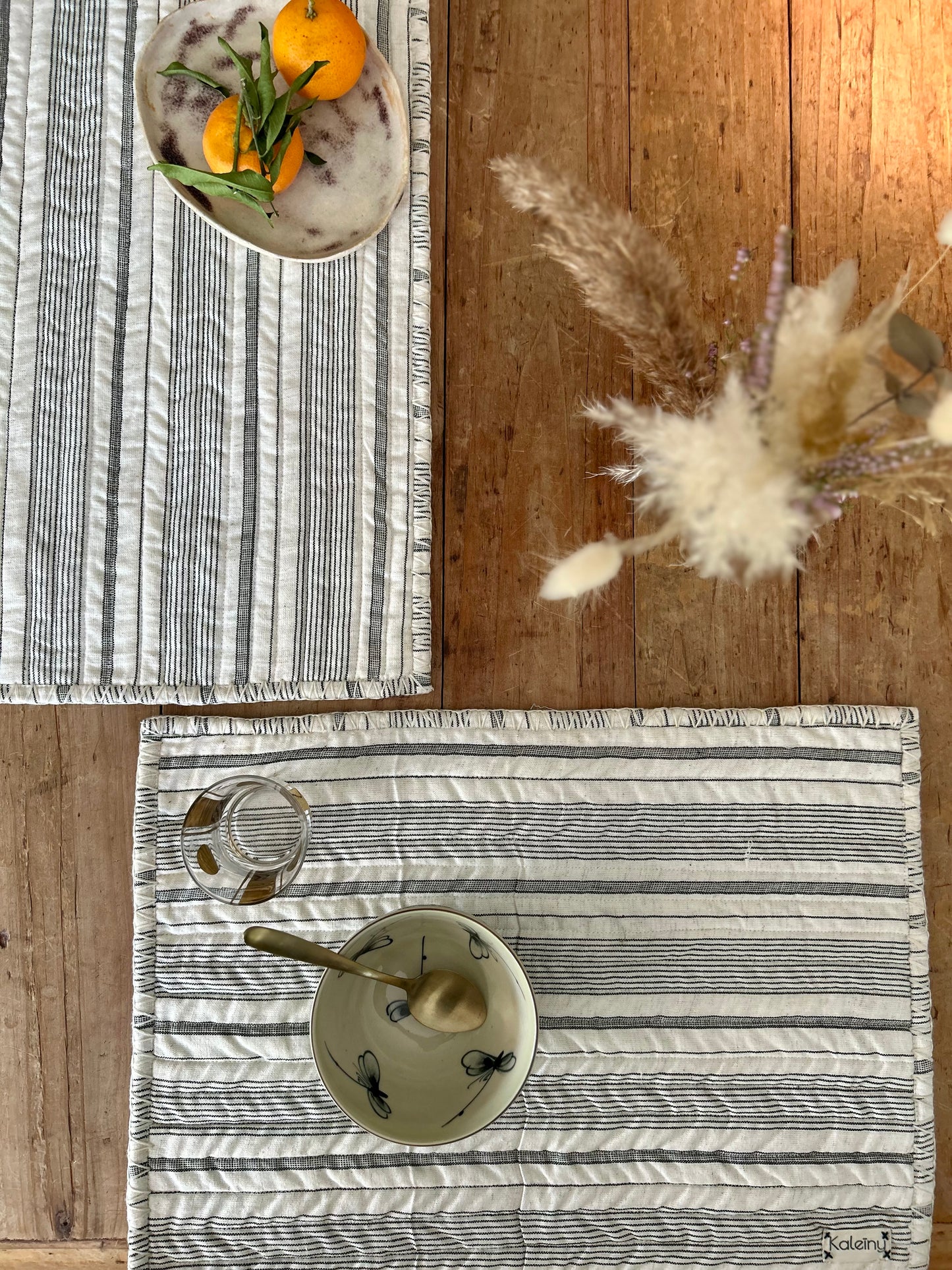 Set de table matelassé à fines rayures blanc cassé & noir  |  Petit format