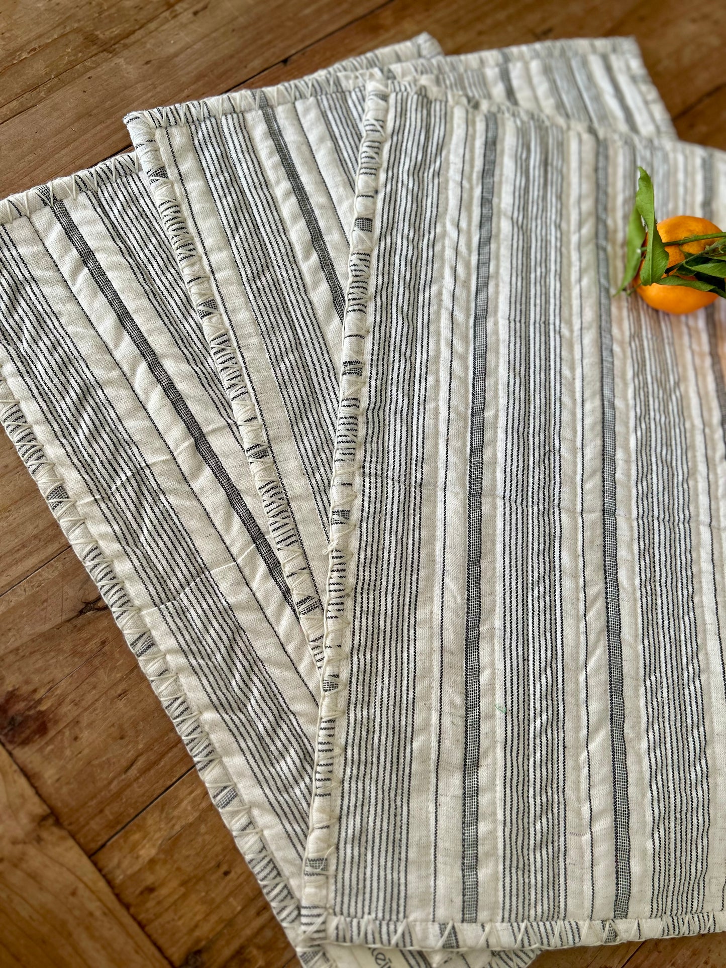 Set de table matelassé à fines rayures blanc cassé & noir  |  Petit format