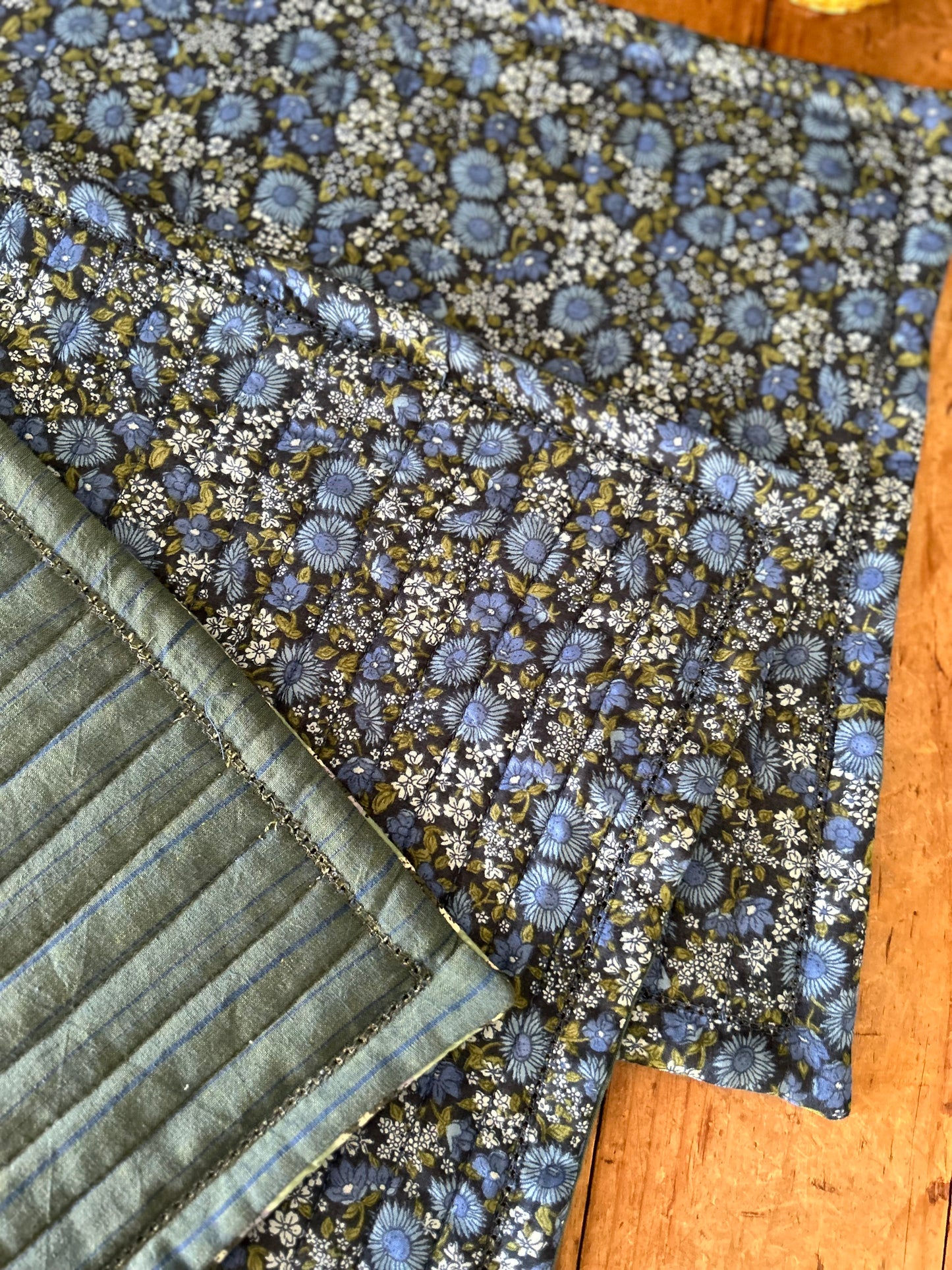 Set de table matelassé réversible  | Collection Fleurs bleues