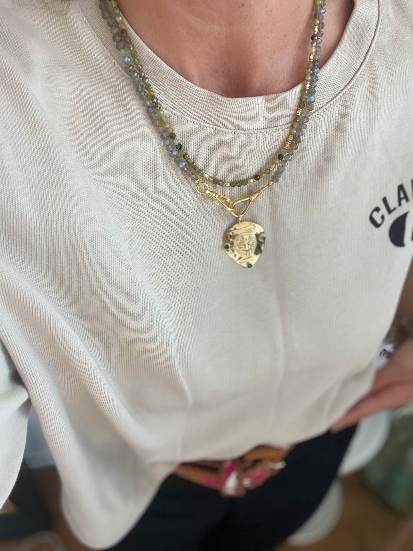 Collier JOHRI en Labradorite et médaille en laiton plaqué or