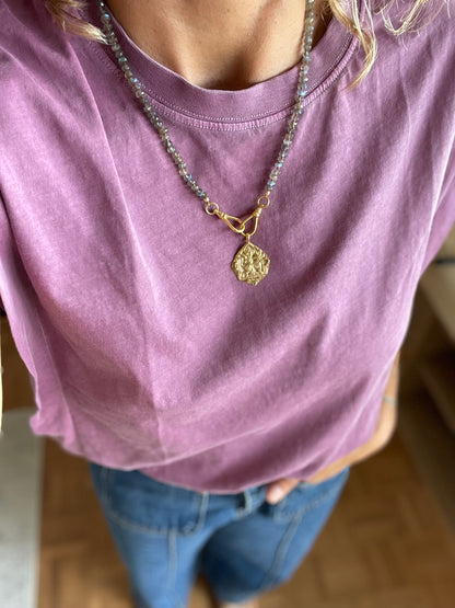 Collier JOHRI en Labradorite et médaille en laiton plaqué or