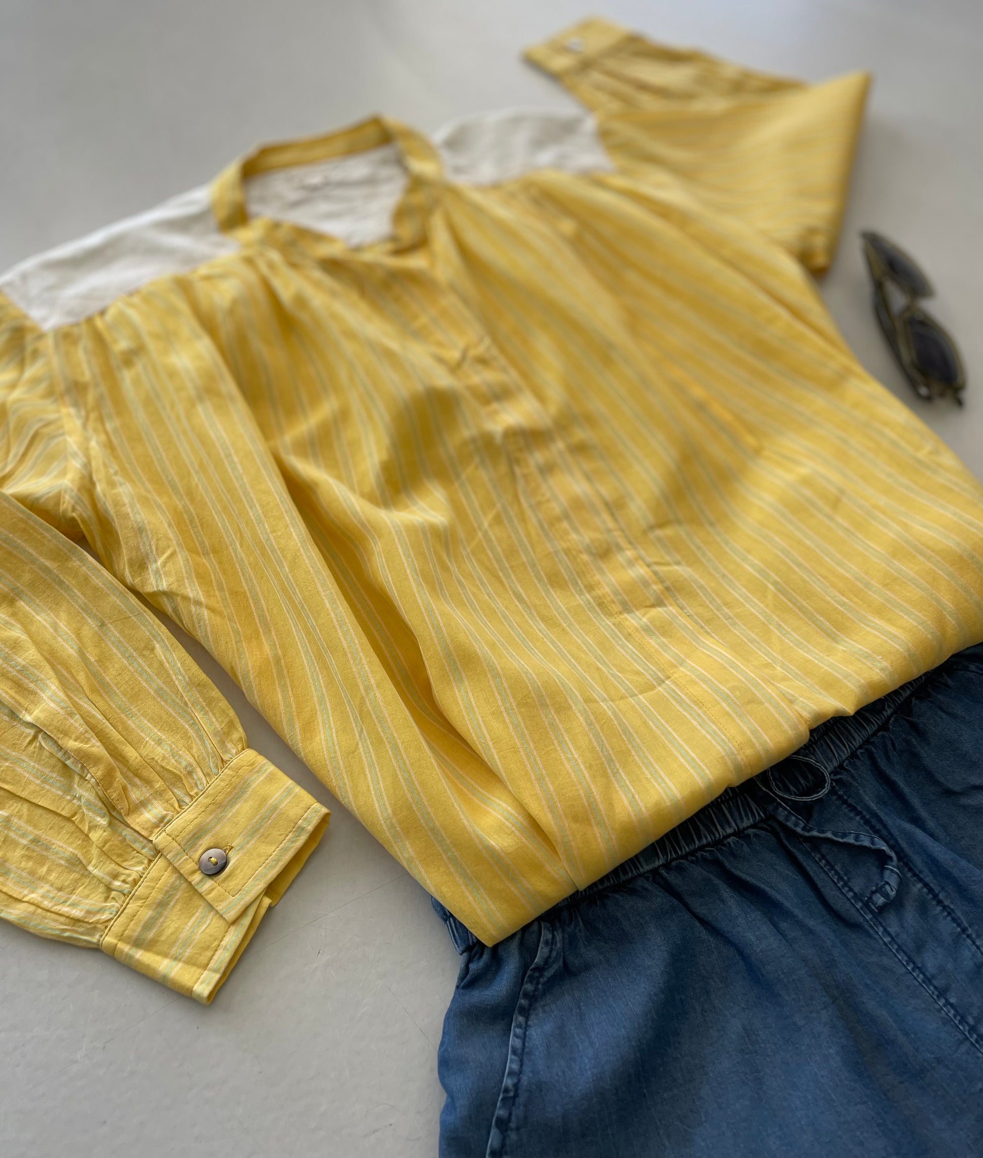 blouse en voile de coton jaune à fines rayures vertes
