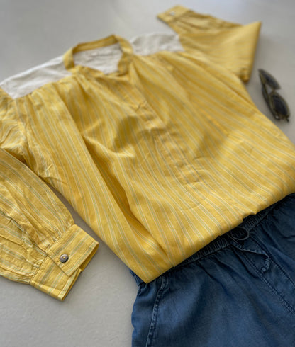 blouse en voile de coton jaune à fines rayures vertes