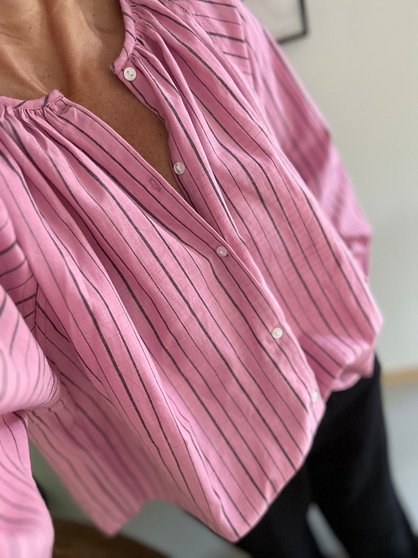 Blouse GEETA en coton Khadi rayé gris foncé & rose