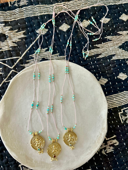 Collier fil de soie NILU
