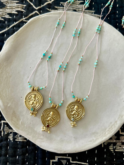 Collier fil de soie NILU