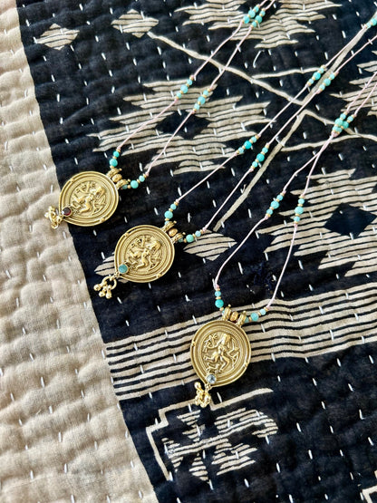 Collier fil de soie NILU