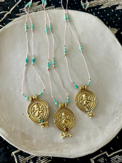 Collier fil de soie NILU