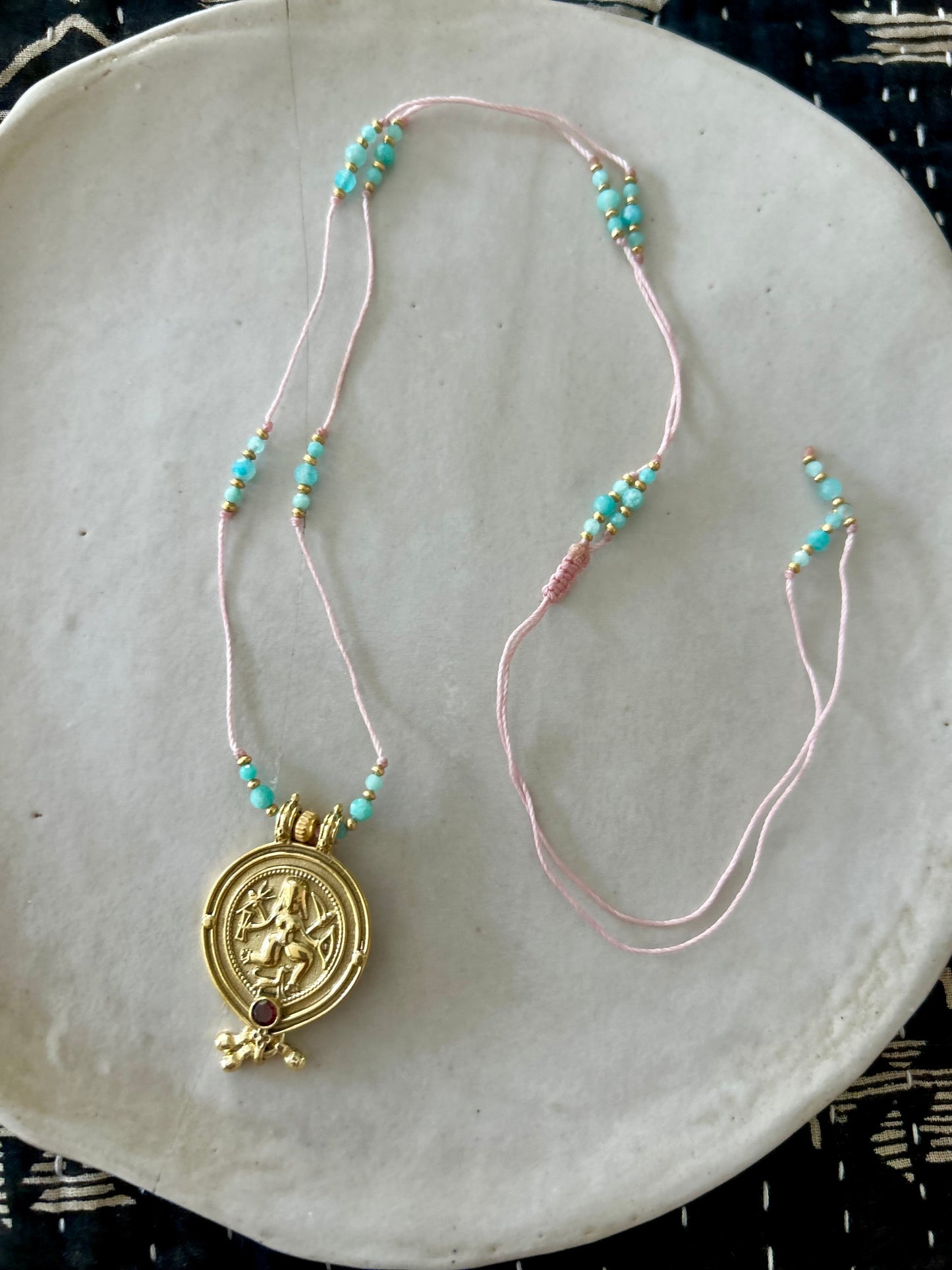 Collier fil de soie NILU