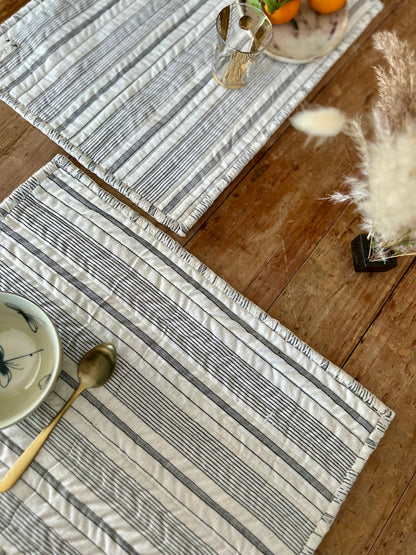 Set de table matelassé à fines rayures blanc cassé & noir  |  Petit format  |   Archives